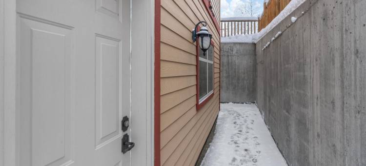 I Spy - 舒适的宠物友好型，滑雪入/滑雪出公寓，带私人热水浴缸(I Spy - Cozy Pet Friendly, Ski in/Ski Out Condo with Private Hot Tub)图片