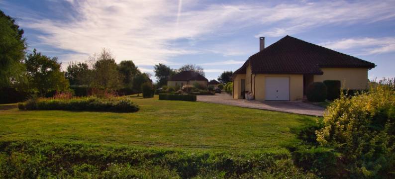 Modern holiday home with swimming pool图片