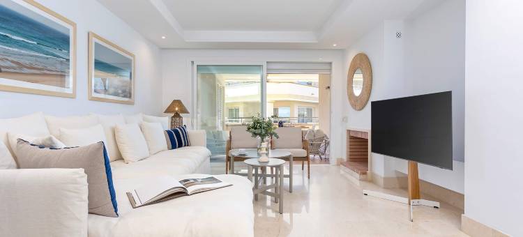 Bright apartment front of beach. Guadalmansa Beach图片