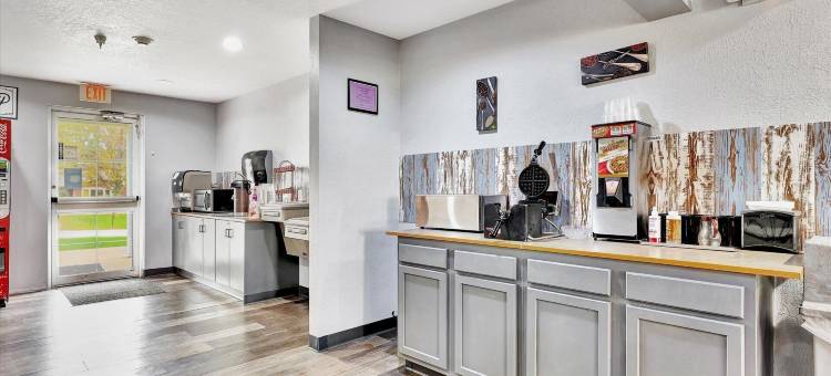 布卢明顿华美达酒店(Ramada Limited Bloomington)图片