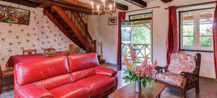 Comfortable holiday home with private pool图片