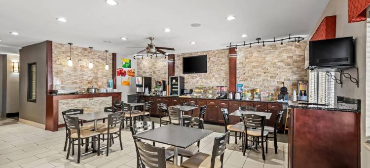 德梅因机场品质酒店及套房(Quality Inn & Suites des Moines Airport)图片