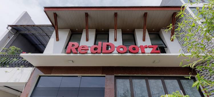 红多兹Plus酒店-近格林普拉姆卡广场购物中心(RedDoorz Plus Near Green Pramuka Square Mall)图片