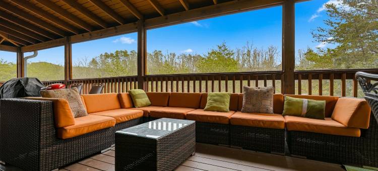 五卧室小木屋，带庭院、办公室、热水浴缸和火坑(5BR Cabin w Yard Office Hot Tub Firepit)图片