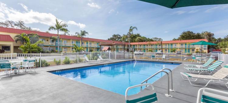 萨拉索塔速8酒店-近西耶斯特基(Super 8 by Wyndham Sarasota Near Siesta Key)图片