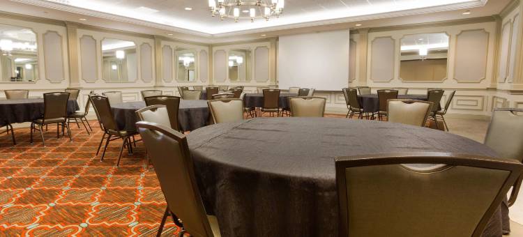 圣路易斯克雷夫科尔德鲁里套房酒店(Drury Inn & Suites St. Louis Creve Coeur)图片