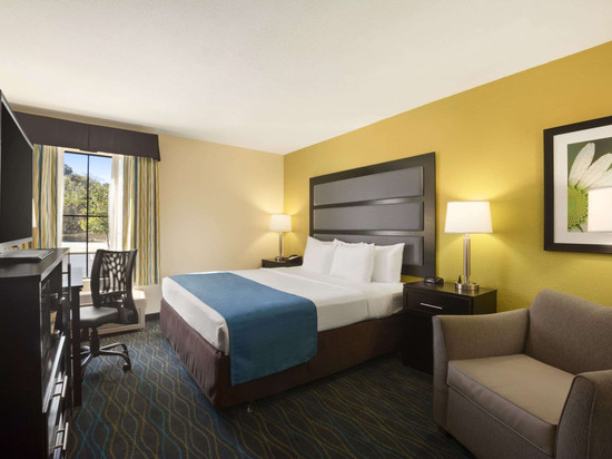 科默斯戴斯套房酒店