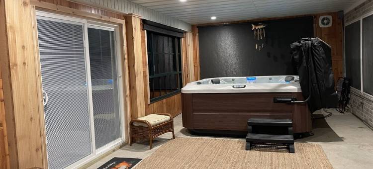 Enjoy Sunsets in a enclosed Jacuzzi in any weather!图片