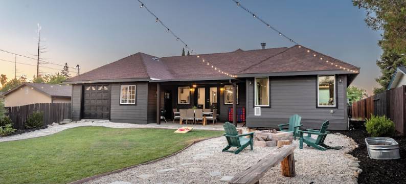 Cozy City Cabin w/King Bed/Fire Pit/Foosball/ Arcades/Playground and Nice Yard图片