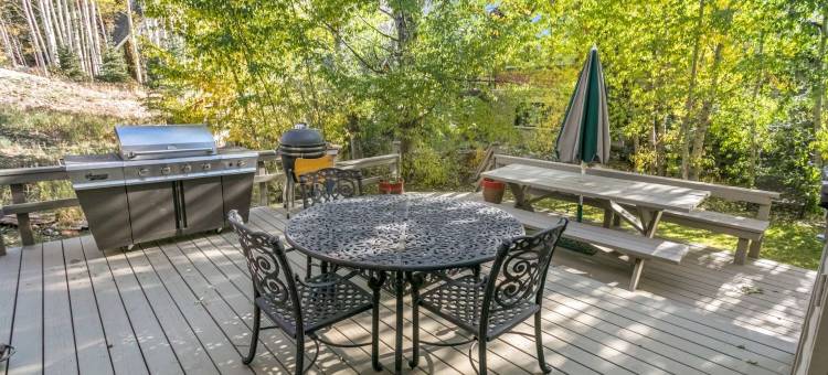 Private Deck with Hot Tub and Spacious Living Areas - Charming Duplex图片