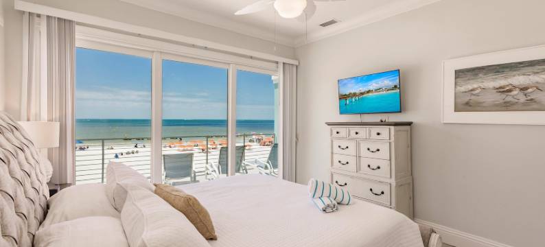 Breathtaking Ocean Views and Spacious Deck - Exquisite Beachfront Retreat图片