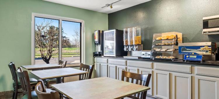 黑河瀑布戴斯酒店(Days Inn by Wyndham Black River Falls I-94 on Atv Trail)图片