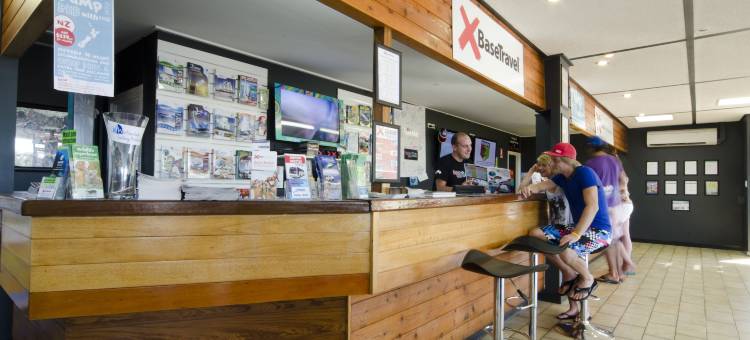 艾尔利基地海滩度假村 - 青年旅馆(Base Backpackers Airlie Beach)图片