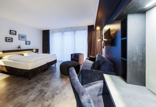 Lindemann's Hotel Overview