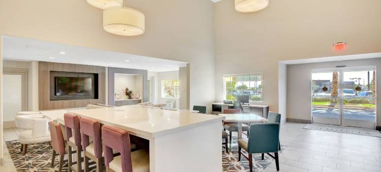 拉斯维加斯内利斯拉昆塔温德姆酒店(La Quinta Inn & Suites by Wyndham Las Vegas Nellis)图片
