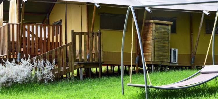 农场上的豪华帐篷带游泳池(Luxury tent on a farm with swimming pool)图片