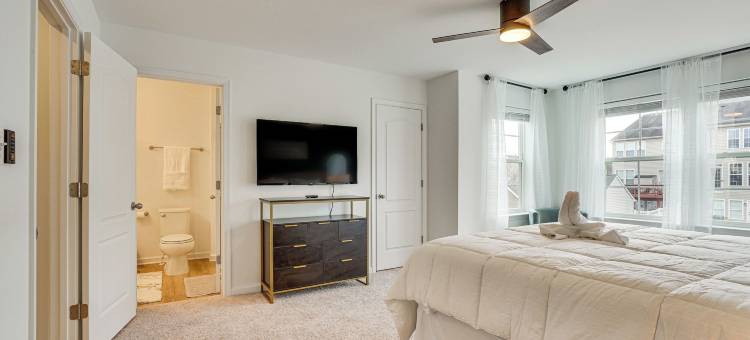 查尔斯敦联排别墅：距哈珀斯渡口9英里(Charles Town Townhome 9 Mi to Harpers Ferry)图片