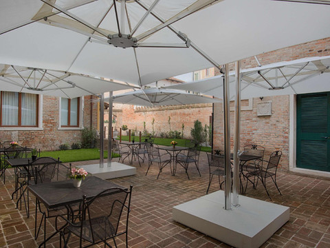 桑塔露琪亚NH酒店