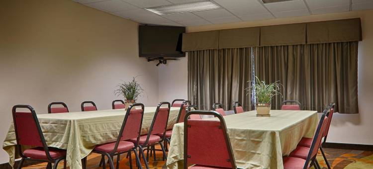 普拉特城KCI机场温德姆华美达酒店(Ramada by Wyndham Platte City KCI Airport)图片