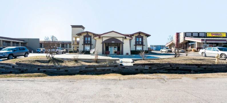 OYO塔尔萨北谢里登路机场酒店(OYO Hotel Tulsa N Sheridan Rd & Airport)图片