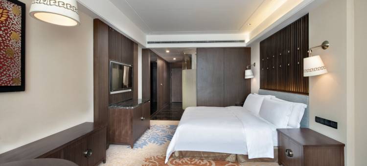 亚丁日松贡布皇冠假日酒店图片