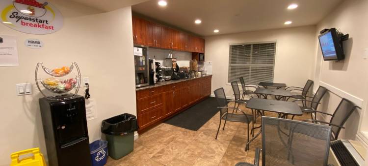 一百哩速8酒店(Super 8 by Wyndham 100 Mile House)图片