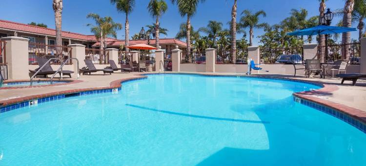 阿纳海姆迪士尼乐园戴斯套房酒店(Days Inn & Suites by Wyndham Anaheim at Disneyland Park)图片