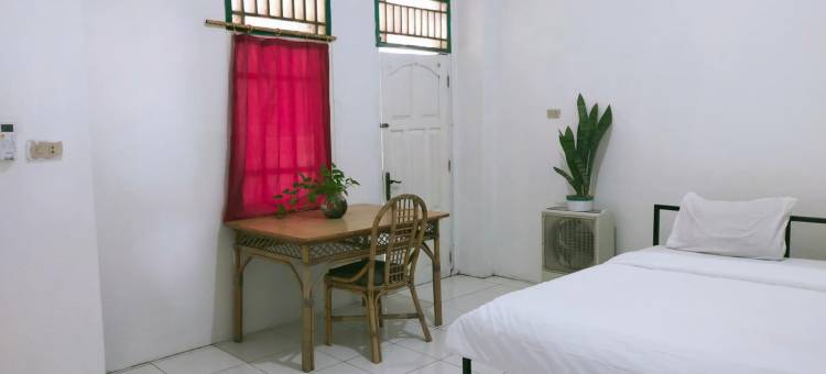 Ombai Guest House 27 Syariah Mitra RedDoorz图片