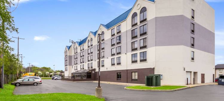 密尔沃基机场品质套房酒店(Quality Suites Milwaukee Airport)图片