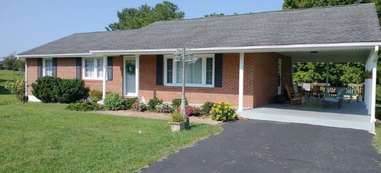 贝德福德，弗吉尼亚阳光之家蓝岭公园大道私人主层度假屋(Private MAIN LEVEL of this Sunny House Near the Blue Ridge Parkway, Bedford, VA)图片