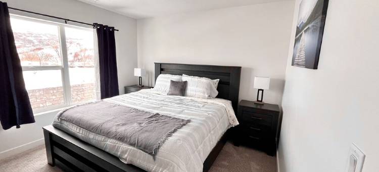 Modern and new  3-bedroom townhome with AC and WiFi in Mountain Green图片
