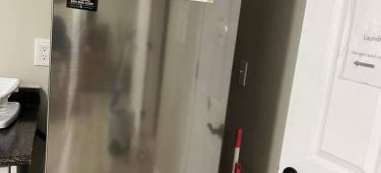 Licensed Spacious Basement Suite with One King-Size Bed图片