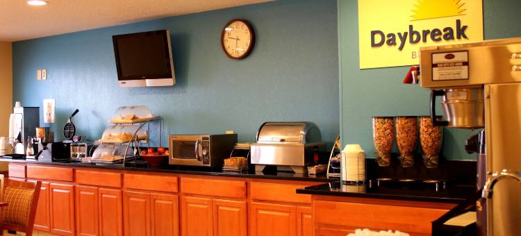 布卢明顿/诺玛温德姆戴斯套房酒店(Days Inn & Suites by Wyndham Bloomington/Normal IL)图片