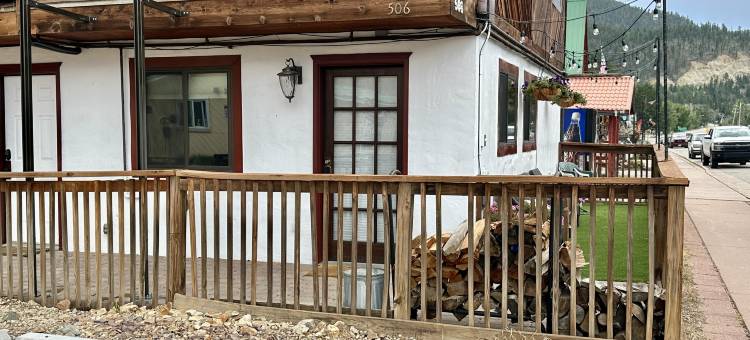 Open Floor Plan and Grassy Area - Charming Escape图片