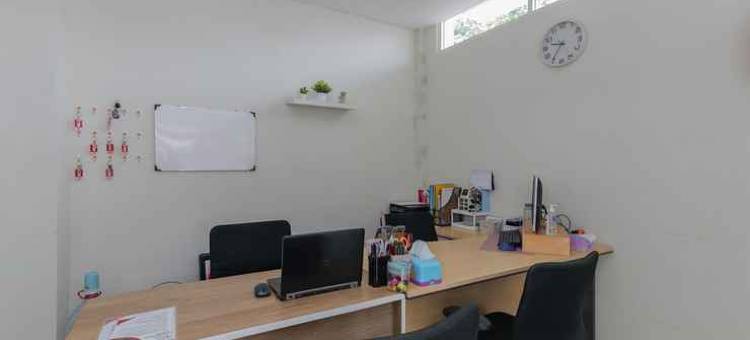 红门伊斯兰教义酒店 - 靠近朋卡诺体育馆 - 南琼(RedDoorz Syariah Near Gor Bung Karno Nganjuk)图片