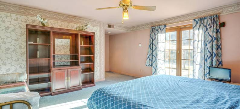 历史悠久的奥本家庭，带剧院和院子！(Historic Auburn Home w/ Theater & Yard!)图片