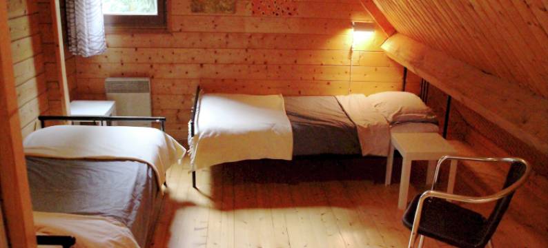 Poolside Bliss Near Lake图片