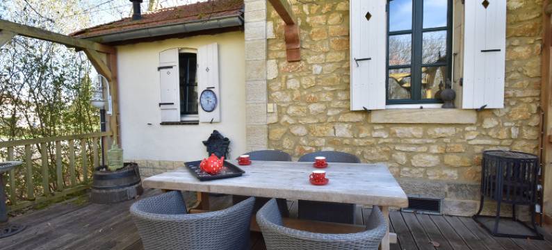 Cottage in France with Garden near Lake图片