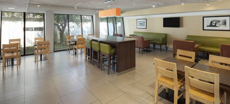 林肯机场东蔚景温德姆酒店(Wingate by Wyndham Lincoln Airport East)图片