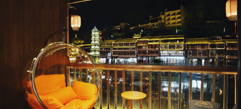 凤凰山前月下江景民宿图片