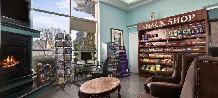 瑙-市中心温德姆速8酒店及会议中心(Super 8 by Wyndham Nau/Downtown Conference Center)图片