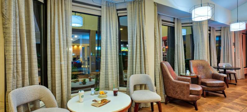 汉普顿体育馆中央万怡酒店(Courtyard Hampton Coliseum Central)图片