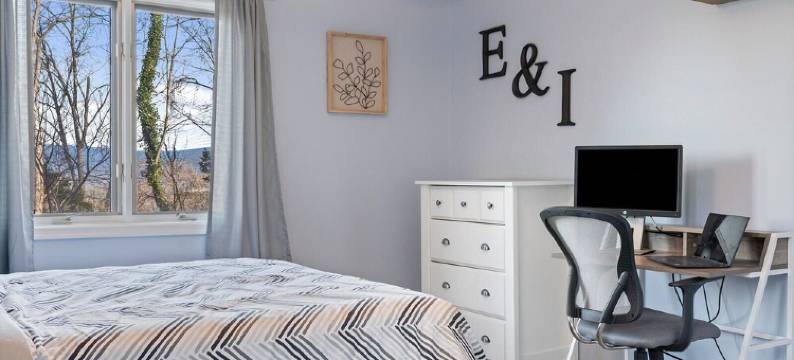 Beautiful Home with Gamers Paradise Game Room!图片