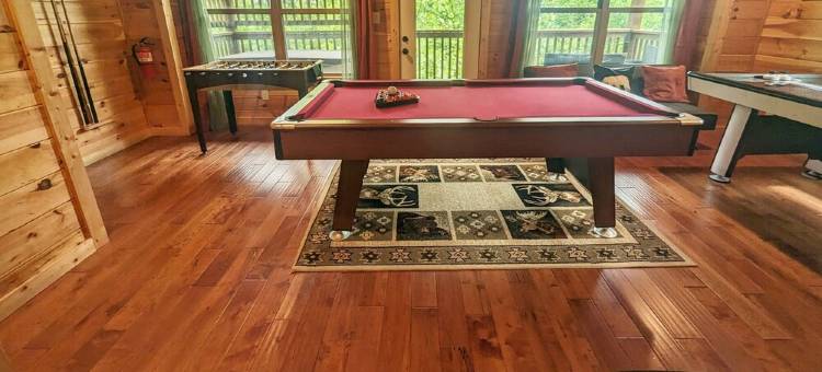 黄金地段质朴雅致山间木屋，热水浴缸、游戏室、趣味、浪漫(Prime Location Rustic Elegant Mountain Cabin, Hot Tub, Game Room, Fun, Romance)图片