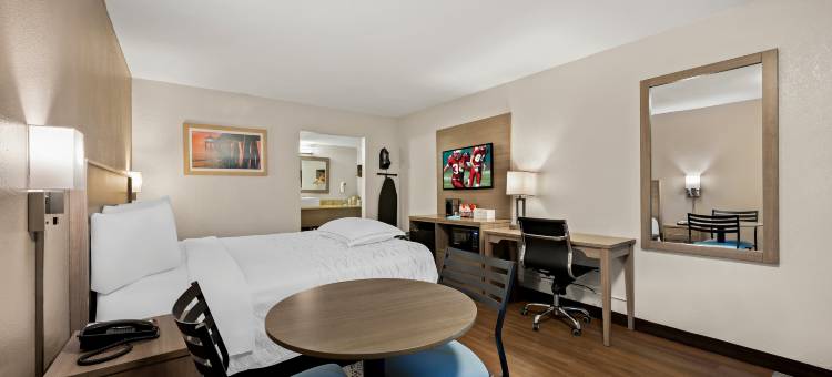 红顶PLUS套房酒店-那不勒斯市中心第五大道南(Red Roof Plus+ & Suites Naples Downtown-5th Ave S)图片