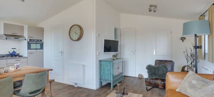 Bedafse Bergen的有露台的平房(Bungalow with a Terrace at Bedafse Bergen)图片