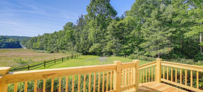 宁静的家：2个露台距离Blue Ridge Pkwy 3英里(Serene Home 2 Decks, 3 Mi to Blue Ridge Pkwy)图片