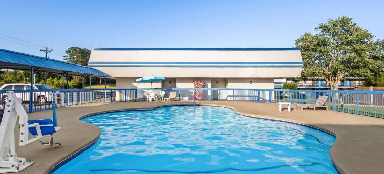 科默斯温德姆速8酒店(Super 8 by Wyndham Commerce)图片