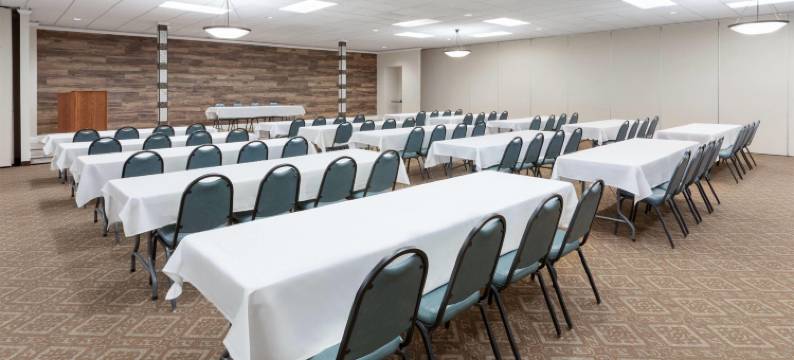 詹姆斯敦会议中心和水上公园温德姆贝蒙特酒店(Baymont by Wyndham Jamestown Conference Center & Water Park)图片