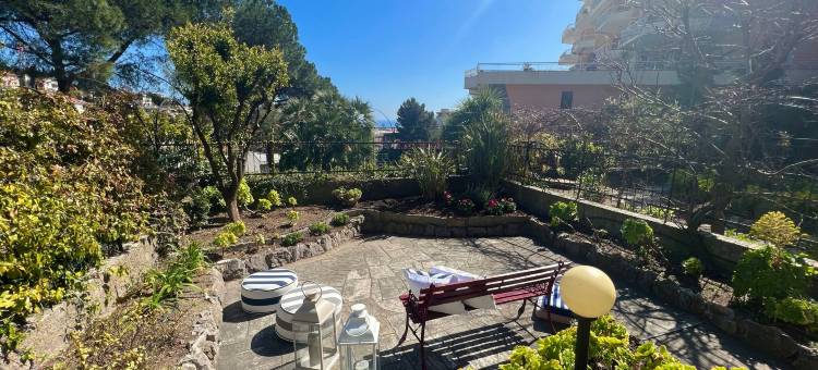Garden view apartment in Sanremo with veranda图片